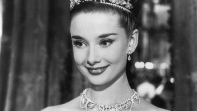Photo of Audrey Hepburn Reacted Genuinely to 1 Unscripted ‘Roman Holiday’ Moment